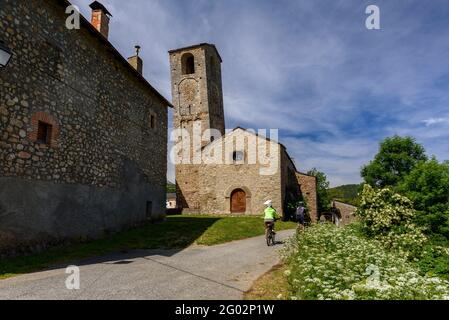 Die Kirche Santa Eugènia de Nerellà, bekannt als der "Turm von Pisa" in Cerdanya (Katalonien, Spanien, Pyrenäen) ESP: Iglesia de Santa Eugènia de Nerellà Stockfoto