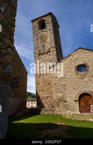 Die Kirche Santa Eugènia de Nerellà, bekannt als der "Turm von Pisa" in Cerdanya (Katalonien, Spanien, Pyrenäen) ESP: Iglesia de Santa Eugènia de Nerellà Stockfoto