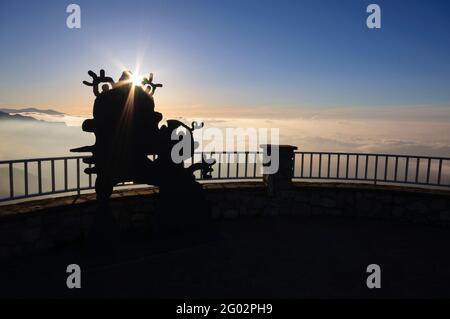 Frühlingsaufgang am Aussichtspunkt Figuerassa (Provinz Barcelona, Katalonien, Spanien, Pyrenäen) ESP: Amanecer de primavera en el mirador de la Figuerassa Stockfoto