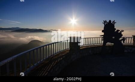 Frühlingsaufgang am Aussichtspunkt Figuerassa (Provinz Barcelona, Katalonien, Spanien, Pyrenäen) ESP: Amanecer de primavera en el mirador de la Figuerassa Stockfoto