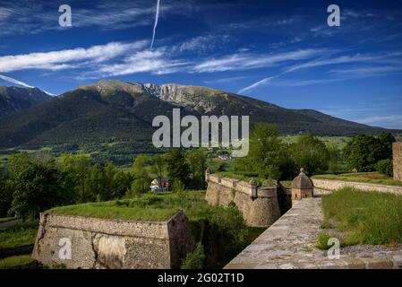 Blick von der Befestigung von Vauban, die die Stadt Mont-Louis (Pyrenees Orientales, Ozitanien, Frankreich) Stockfoto
