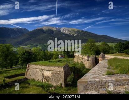 Blick von der Befestigung von Vauban, die die Stadt Mont-Louis (Pyrenees Orientales, Ozitanien, Frankreich) Stockfoto