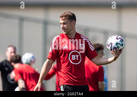 Hensol, Wales, Großbritannien. Mai 2021. Aaron Ramsey während des Trainings der walisischen Fußballnationalmannschaft im Vale Resort vor einem Freundschaftsspiel vor der EM 2020 gegen Frankreich. Kredit: Mark Hawkins/Alamy Live Nachrichten Stockfoto