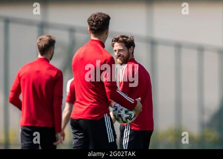 Hensol, Wales, Großbritannien. Mai 2021. Joe Allen während des Trainings der walisischen Fußballnationalmannschaft im Vale Resort vor einem Freundschaftsspiel vor der EM 2020 gegen Frankreich. Kredit: Mark Hawkins/Alamy Live Nachrichten Stockfoto