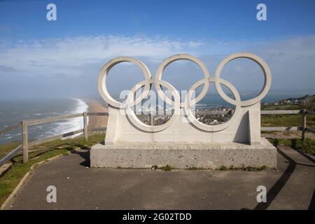 Die olympischen Ringe mit Blick auf die weymouth Bay und den strand von chasil Die Insel Portland dorset Stockfoto