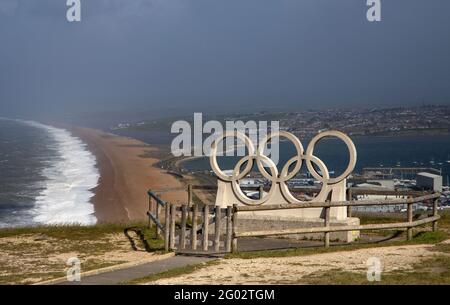 Die olympischen Ringe mit Blick auf die weymouth Bay und den strand von chasil Die Insel Portland dorset Stockfoto
