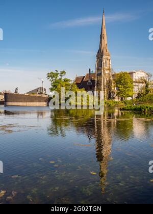 Kopenhagen, Dänemark - 2019. Mai: Die St. Alban-Kirche von der Kastellet-Brücke über dem Graben in der Nähe der Festung Kastellet aus gesehen. Es ist eine anglikanische Kirche in C Stockfoto