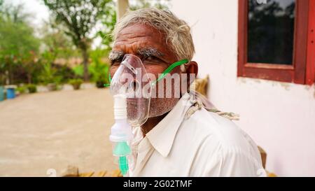 20. Mai 2021- Reengus, Sikar, Indien. Selektiver Fokus auf Sauerstoffmaske oder Inhalationskanüle mit flüssiger Sauerstoffzufuhr. Flüssige Atemmaske Nahaufnahme Stockfoto