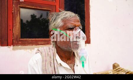 20. Mai 2021- Reengus, Sikar, Indien. Selektiver Fokus auf Sauerstoffmaske oder Inhalationskanüle mit flüssiger Sauerstoffzufuhr. Flüssige Atemmaske Nahaufnahme Stockfoto