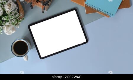 Flay Lay, Schreibtisch von oben mit digitalem Tablet, Kaffeetasse, Notebook und Stifthalter. Stockfoto