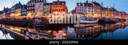 Nyhavn (neuer Hafen), Kopenhagen, Dänemark - 14 JMay 2019: Panoramablick von Nyhavn Pier mit Farbe Gebäude, Schiffe, Yachten und andere Boote in der Alten Stockfoto