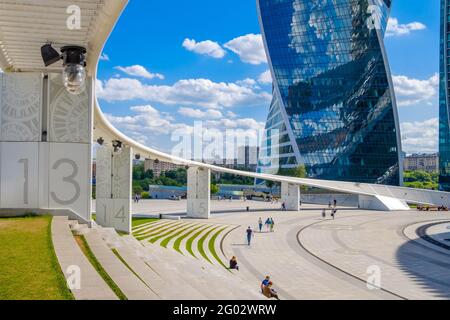 Moskau. Russland. 26.Mai 2021. Modernes Erholungsgebiet mit abstrakten architektonischen Formen im Geschäftskomplex der Stadt Moskau. Touristen ruhen sich aus Stockfoto