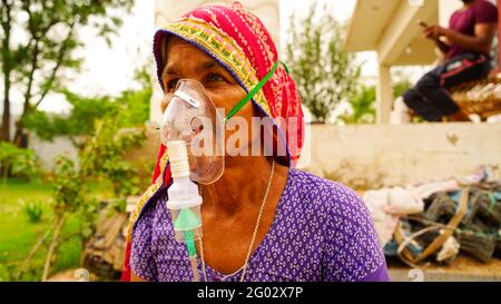 20. Mai 2021- Reengus, Sikar, Indien. Konzept außerhalb der Krankenhausquarantäne, Prävention COVID-19 oder Coronavirus Ausbruchsituation. Alte indische Frau suffe Stockfoto