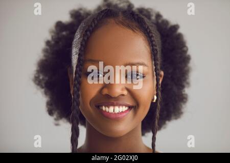 Junge afroamerikanische Teenager-Studentin lächelt vor der Kamera Hochformat Stockfoto