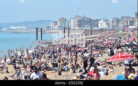Brighton UK 31. Mai 2021 - die Massen am Brighton Beach genießen die Sonne der Bankfeiertage und die Temperaturen werden in Teilen des Südostens voraussichtlich die Mitte der zwanziger Jahre erreichen : Credit Simon Dack / Alamy Live News Stockfoto