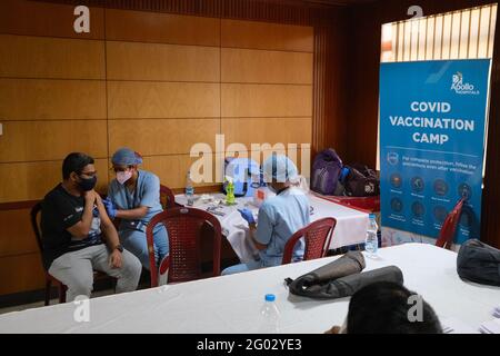 Kalkutta, Indien. Mai 2021. Banker und ihre Familienmitglieder, die eine CoVID19-Impfung erhalten. (Foto: Tamoghna Purkayastha/Pacific Press) Quelle: Pacific Press Media Production Corp./Alamy Live News Stockfoto