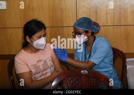 Kalkutta, Indien. Mai 2021. Banker und ihre Familienmitglieder, die eine CoVID19-Impfung erhalten. (Foto: Tamoghna Purkayastha/Pacific Press) Quelle: Pacific Press Media Production Corp./Alamy Live News Stockfoto