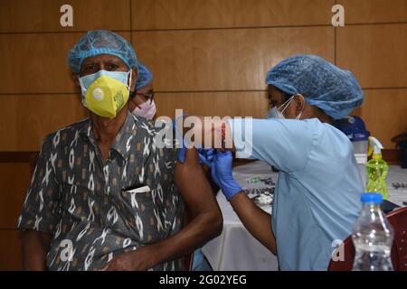 Kalkutta, Indien. Mai 2021. Banker und ihre Familienmitglieder, die eine CoVID19-Impfung erhalten. (Foto: Tamoghna Purkayastha/Pacific Press) Quelle: Pacific Press Media Production Corp./Alamy Live News Stockfoto