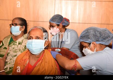 Kalkutta, Indien. Mai 2021. Banker und ihre Familienmitglieder, die eine CoVID19-Impfung erhalten. (Foto: Tamoghna Purkayastha/Pacific Press) Quelle: Pacific Press Media Production Corp./Alamy Live News Stockfoto