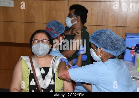 Kalkutta, Indien. Mai 2021. Banker und ihre Familienmitglieder, die eine CoVID19-Impfung erhalten. (Foto: Tamoghna Purkayastha/Pacific Press) Quelle: Pacific Press Media Production Corp./Alamy Live News Stockfoto