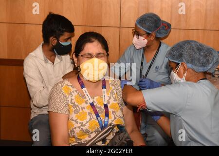 Kalkutta, Indien. Mai 2021. Banker und ihre Familienmitglieder, die eine CoVID19-Impfung erhalten. (Foto: Tamoghna Purkayastha/Pacific Press) Quelle: Pacific Press Media Production Corp./Alamy Live News Stockfoto
