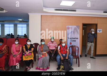 Kalkutta, Indien. Mai 2021. Lange Schlange für Impfungen. (Foto: Tamoghna Purkayastha/Pacific Press) Quelle: Pacific Press Media Production Corp./Alamy Live News Stockfoto