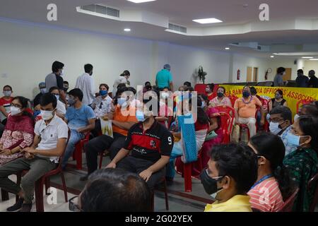 Kalkutta, Indien. Mai 2021. Lange Schlange für die Impfung gegen Covid-19. (Foto: Tamoghna Purkayastha/Pacific Press) Quelle: Pacific Press Media Production Corp./Alamy Live News Stockfoto