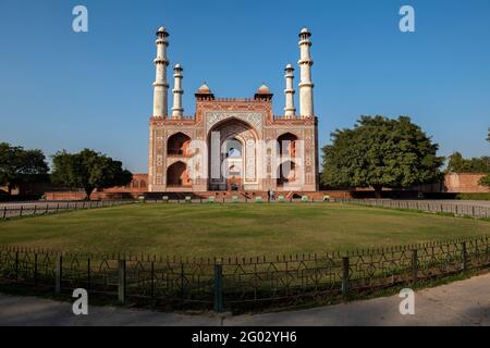 Das Tor zur Sikandra-Gruft, die 1605–1613 von seinem Sohn Jahangir erbaut wurde und sich auf 119 Hektar in einem Untergebiet von Agra, Uttar Pradesh, befindet. Indien Stockfoto