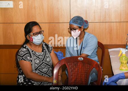 Kalkutta, Indien. Mai 2021. Banker und ihre Familienmitglieder, die eine CoVID19-Impfung erhalten. (Foto: Tamoghna Purkayastha/Pacific Press) Quelle: Pacific Press Media Production Corp./Alamy Live News Stockfoto