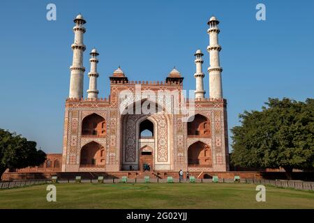 Das Tor zur Sikandra-Gruft, die 1605–1613 von seinem Sohn Jahangir erbaut wurde und sich auf 119 Hektar in einem Untergebiet von Agra, Uttar Pradesh, befindet. Indien Stockfoto