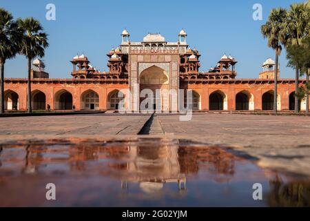 Spiegelung des Akbar-Grabes, Sikandra, das 1605–1613 von seinem Sohn Jahangir erbaut wurde und sich auf 119 Hektar in einem Untergebiet von Agra, Uttar Pradesh, befindet. Indien Stockfoto