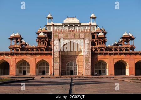 Das Akbar-Grab, Sikandra, das in den Jahren 1605–1613 von seinem Sohn Jahangir erbaut wurde, liegt auf 119 Hektar in einem Gebiet von Agra, Uttar Pradesh. Indien Stockfoto