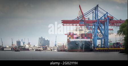 Ein Containerschiff am Terminal bei einigermaßen gutem Wetter In Hamburg Stockfoto