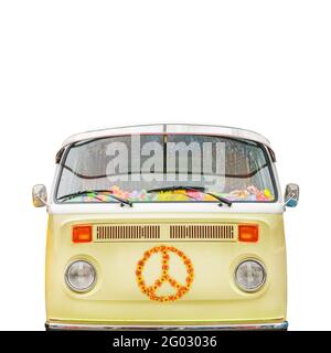 Vintage gelben Wohnmobil mit Friedenszeichen und Blumen isoliert Auf weißem Hintergrund Stockfoto