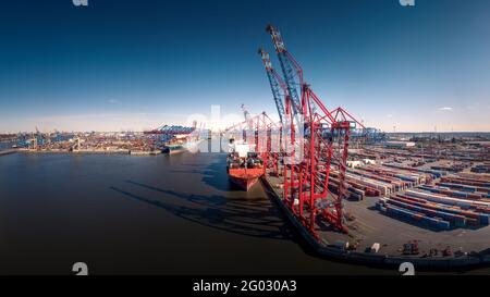 Luftaufnahme eines Containerterminals in Hamburg Stockfoto