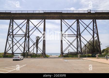 GAVIOTA STATE PARK, CALIFORNIA, USA - Apr 13, 2021: Eine Eisenbahnbrücke dominiert die Skyline im Gaviota State Park entlang des Südens Stockfoto