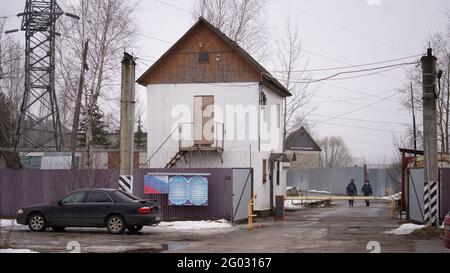 Pokrov, Russland - 1. April 2021, Eintritt in die Strafkolonie 2, wo Alexey Nawalny seine Gefängnisstrafe absitzt. Zwei Wachen gehen zu. Stockfoto