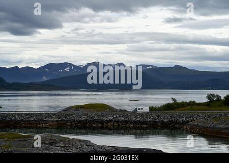 Ein Wohnmobil fährt auf der Atlantic Ocean Road in Norwegen Stockfoto