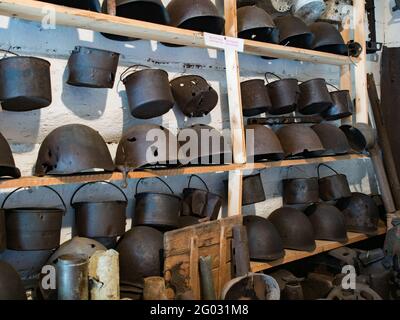 Zyndranowa, Polen - 13. August 2017: Sammlung alter Metallhelme, Schiffe und anderer Kriegszubehör im Lemko-Kulturmuseum Stockfoto