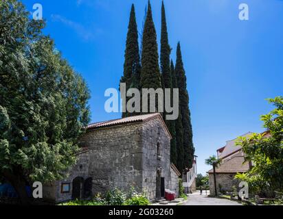 Die Kirche des heiligen Hypatius von Gangra in der Stadt Gagra in der Republik Abchasien. Klarer sonniger Tag 10. Mai 2021 Stockfoto