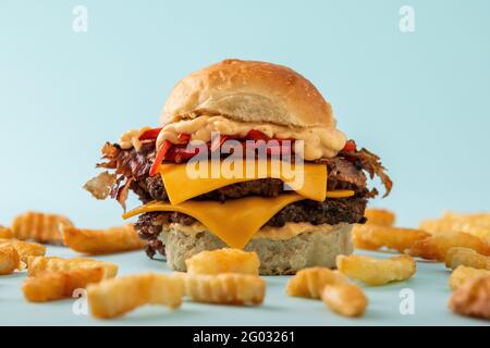 Großer handgemachter Burger mit zwei Burgern, Käse, Cheddar und Speck Stockfoto