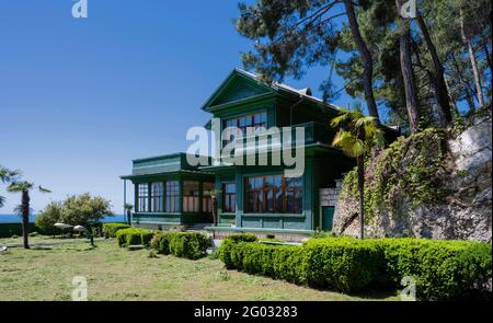 Museum des kalten Dacha-Flusses Stalins in Abchasien in der Stadt Gagra. Klarer sonniger Tag 10. Mai 2021 Stockfoto