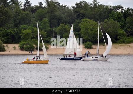 KIEW, UKRAINE - 30. MAI 2021 - Segelyachten werden während der traditionellen Segelregatta zum Tag von Kiew, Kiew, der Hauptstadt der Ukraine, gesehen Stockfoto