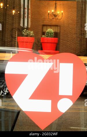 Downtown Zeeland, MI, USA. Schaufenster mit dem Slogan der Stadt während der Kampagne „Heal the Zeel“, um die Unterstützung lokaler Unternehmen zu fördern. Stockfoto