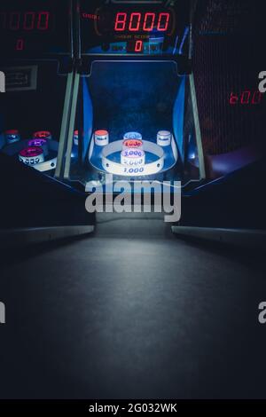 BUFORD, GA, VEREINIGTE STAATEN - Nov 01, 2020: Ein beleuchtetes vintage Skee-Ball Spiel in einer abgedunkelten Arkade Stockfoto