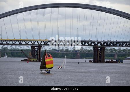 KIEW, UKRAINE - 30. MAI 2021 - Segelyachten werden während der traditionellen Segelregatta zum Tag von Kiew, Kiew, der Hauptstadt der Ukraine, gesehen Stockfoto