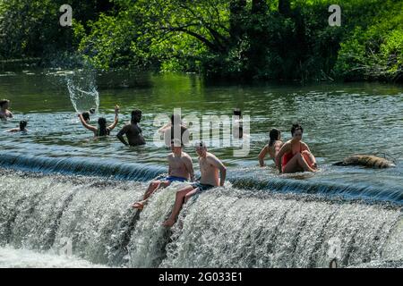 Die Menschen paddeln und schwimmen in Warleigh Weir, Bath, da der Feiertag-Montag der bisher heißeste Tag des Jahres sein könnte - mit Temperaturen, die in Teilen Großbritanniens auf 25 C steigen werden. Bilddatum: Montag, 31. Mai 2021. Stockfoto