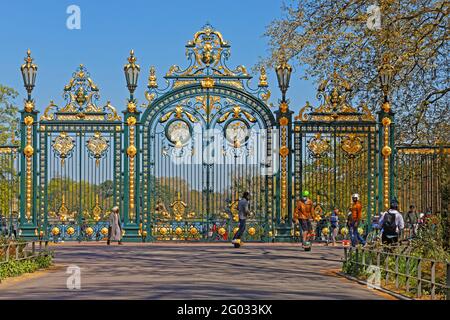 LYON, FRANKREICH, 8. April 2021 : die Einwohner von Lyon am Haupteingang des Parks an einem sonnigen Frühlingstag. Der Park ist einer der größeren Stadtparks in Frankreich. Stockfoto