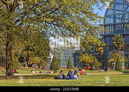 LYON, FRANKREICH, 8. April 2021 : an einem sonnigen Frühlingstag erholen sich die Lyoner im Park. Der Park ist einer der größeren Stadtparks in Frankreich. Stockfoto