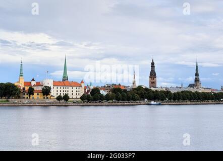 Blick auf die Skyline von Riga von der Vanšu-Brücke, September 2020 Stockfoto